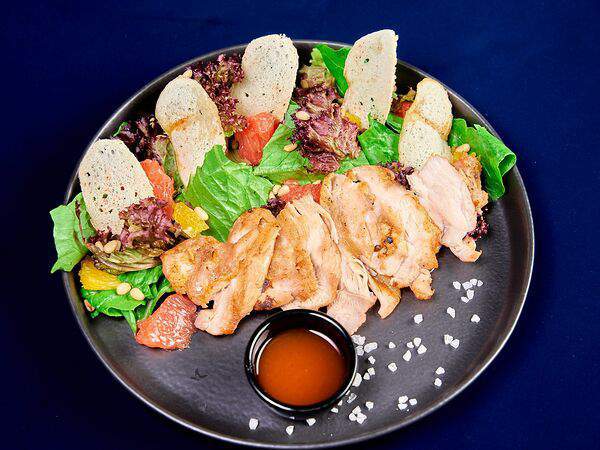 Эндорфин - Салат с нежным куриным бедром, обжаренным на гриле