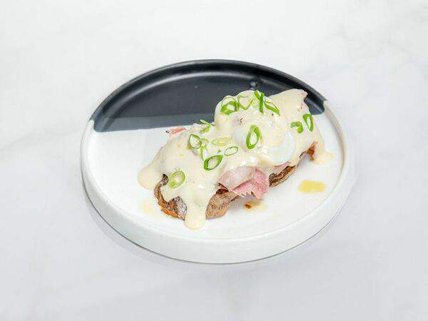 Воронка кофе и вино - Тост с домашней грудинкой, яйцом пашот и соусом Голландез