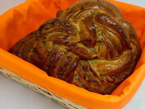 La булка - Булочка с карамельной начинкой и орехами