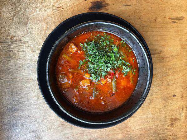 Мясной ресторан Скотина - Густой острый суп с брискетом из смокера