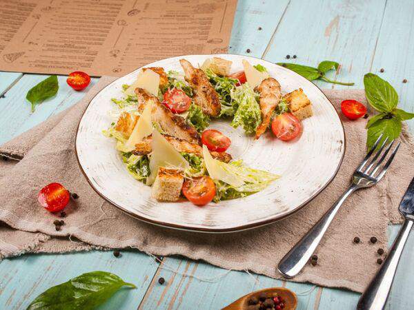 KUNAK HOUSE Халяль - Цезарь с курицей