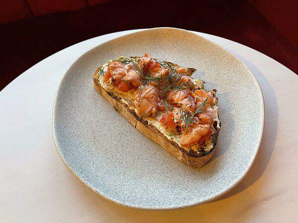 Гурмерия De Paris - Брускетта с опаленным лососем