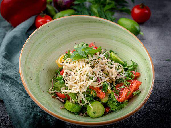 Новорижская застава - Салат из свежих овощей с сыром и зеленью