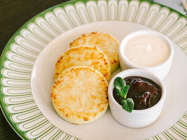 R14 - Домашние сырники со сметаной и джемом