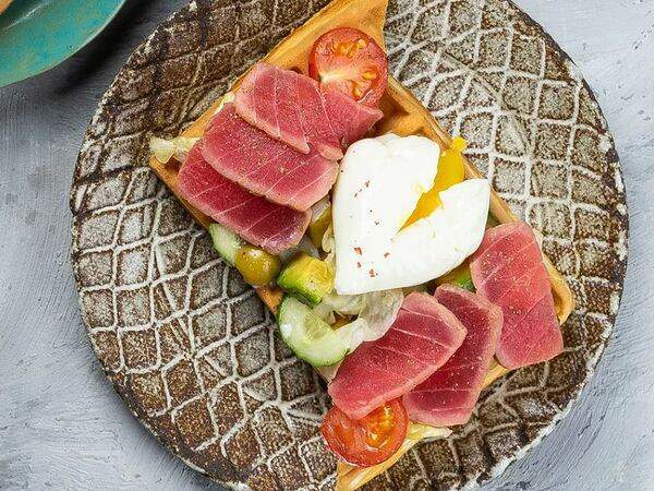 Чарли - Вафли с розовым тунцом и свежими овощами