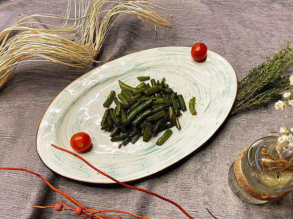 Black wood lounge bar - Стручковая фасоль в чесночном масле