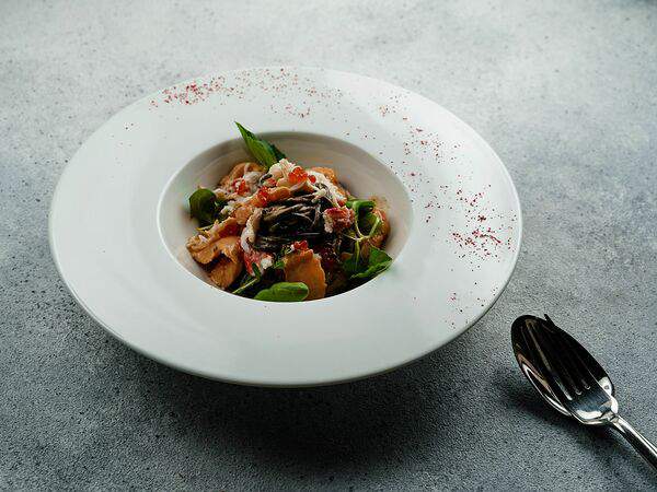 Caramelle Village - Спагетти nero с крабом, копченым лососем, икрой