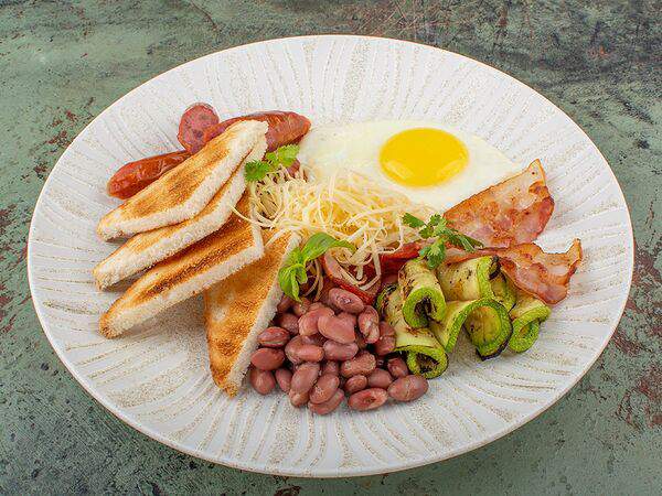 Гастроном - Глазунья с беконом и овощами