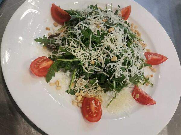 Караоке-бар Самовар - Рукола с медальонами из говядины