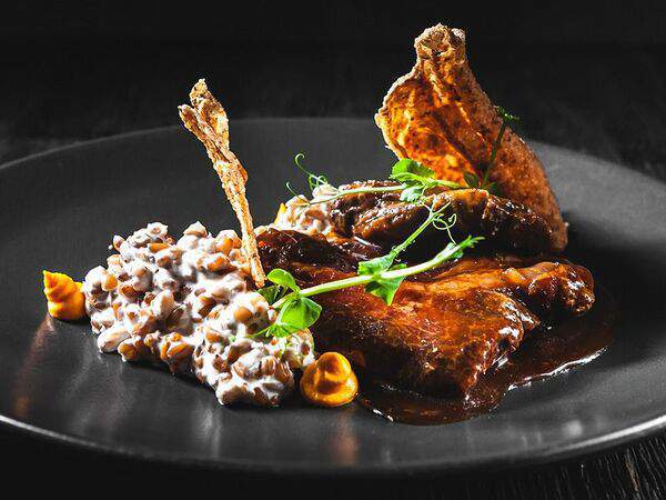 BUNKER - Подкопченые телячьи щеки с грибной полбой и соусом квас