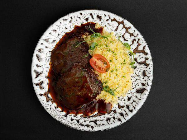 Under Bar - Медальон из говядины с кускусом