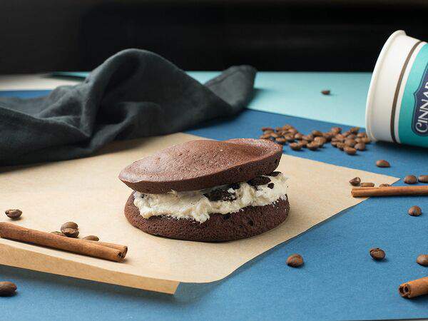 Синнабон - Пирожное Вупи-пай шоколадный