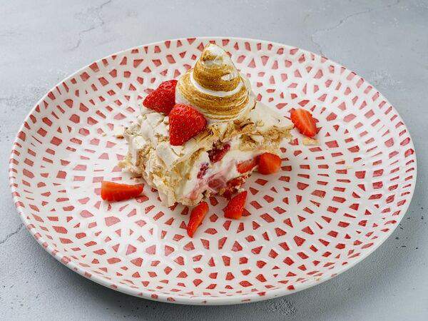 Fish Box - Меренговый рулет с ягодами