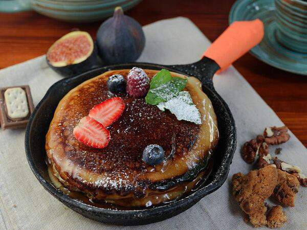 Кофейня 8512 - Классические панкейки с кленовым сиропом и ягодами