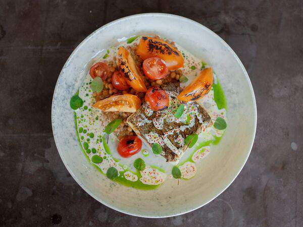 Китчен - Палтус на гриле с птитимом в соусе биск и разноцветными томатами