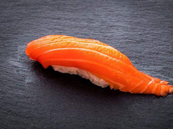 Цветение Сакуры - Суши с лососем