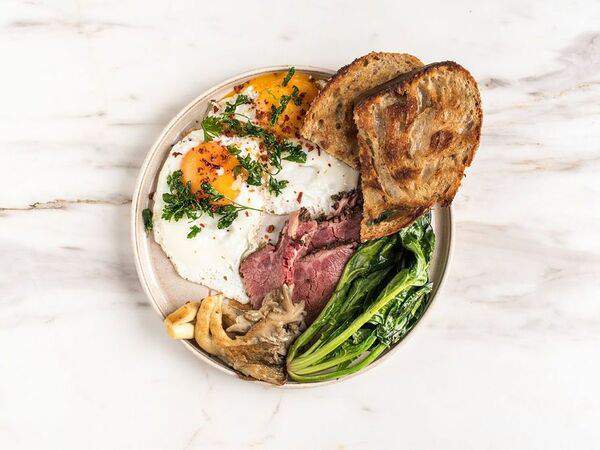 Aroma - Завтрак с пастрами, яйцом, шпинатом, грибами и цельнозерновым хлебом