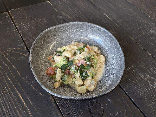 Freshfood - Минтай в сливочном соусе с припущенным шпинатом и брокколи