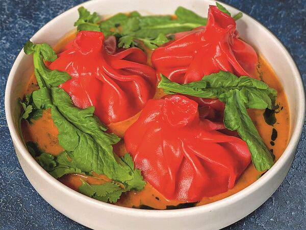 По тихому - Красные хинкали с растительным мясом и соусом сацебели