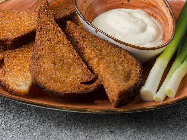 Мускат - Гренки ржаные с сырно-чесночным соусом