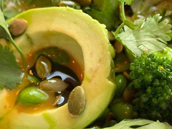 Покешная Nop Inexpensive - Половинка авокадо с листьями салата, бобами и соусом