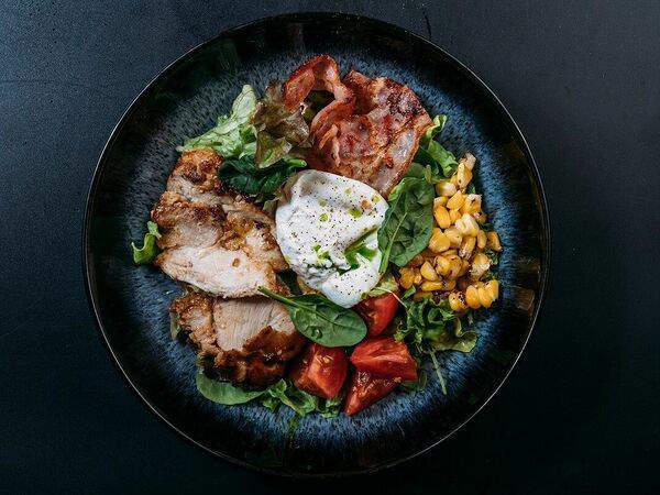 Прага - С цыпленком гриль, яйцом пашот и кунжутным соусом