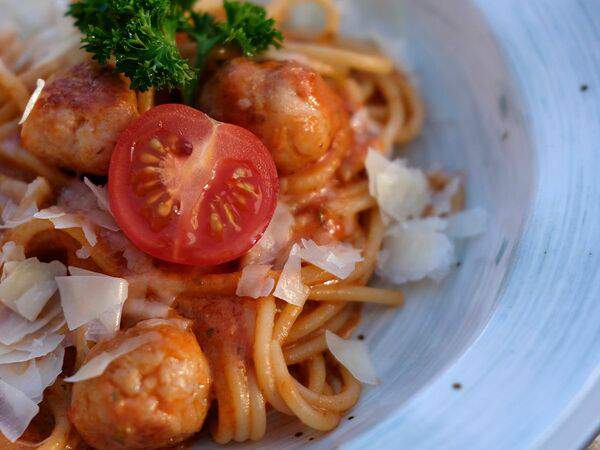 Хлебные истории - Спагетти с митболами в томатно-сливочном соусе