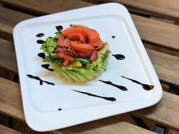 Соседи - Салат с семгой и авокадо