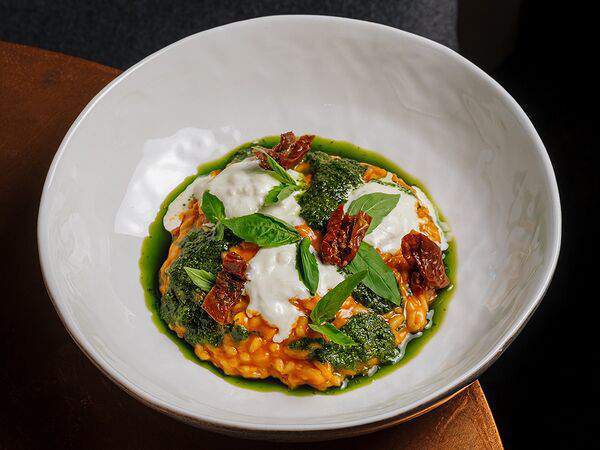 Мона - Ризотто с томатами, страчателлой и соусом песто