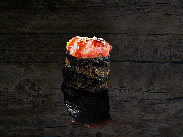 Kinza House - Гункан с лососем, запеченный с соусом спайси