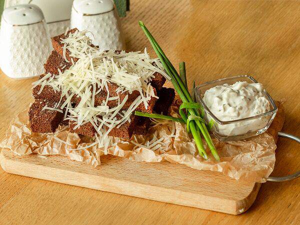 Победа - Гренки с пармезаном и чесночным соусом
