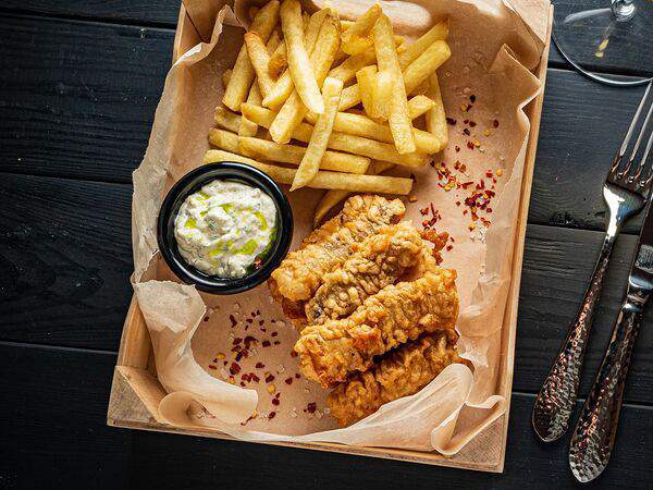 Гости рестопаб - Фиш энд чипс и соус тартар