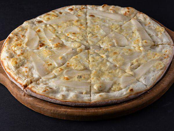 Первый - Пицца с грушей и сыром дорблю