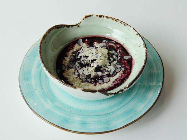 G52 - Овсяная каша с черничным вареньем и миндалем