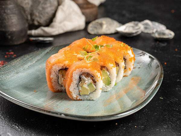 Golden Coffee - Ролл с лососем и грецким орехом