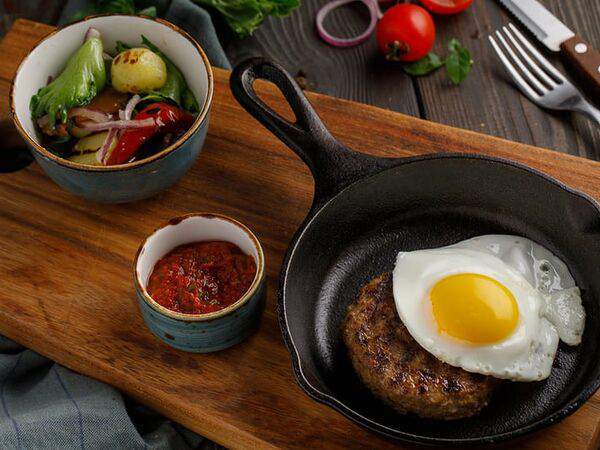 Охота на енота - Бифштекс с яйцом и салатом гриль