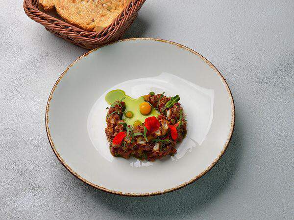 Базилик - Тартар из оленя с топинамбуром