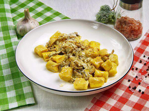 Burrata - Ньокки с лесными грибами и трюфельным маслом