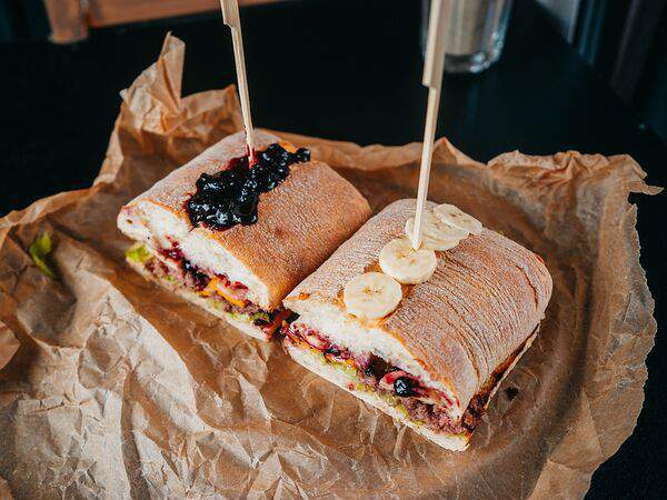 Берег - Кубинский сэндвич с мраморной говядиной, бананами и черничным вареньем