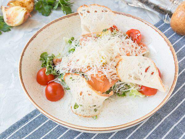 Моне - Салат Цезарь с форелью