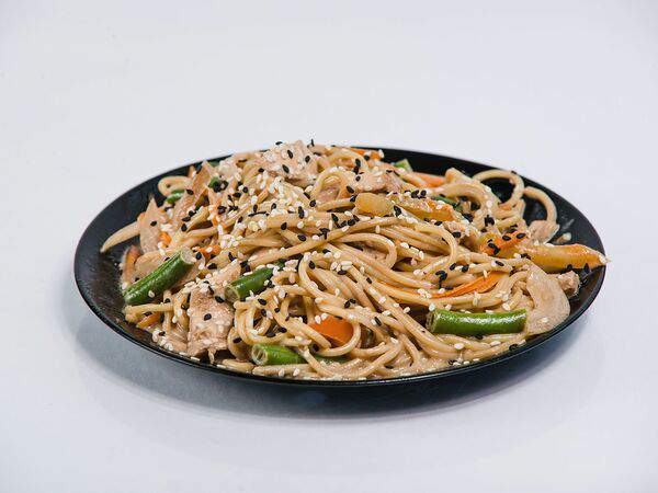 Royalrolls - Лапша рамен со свининой и сливочным соусом