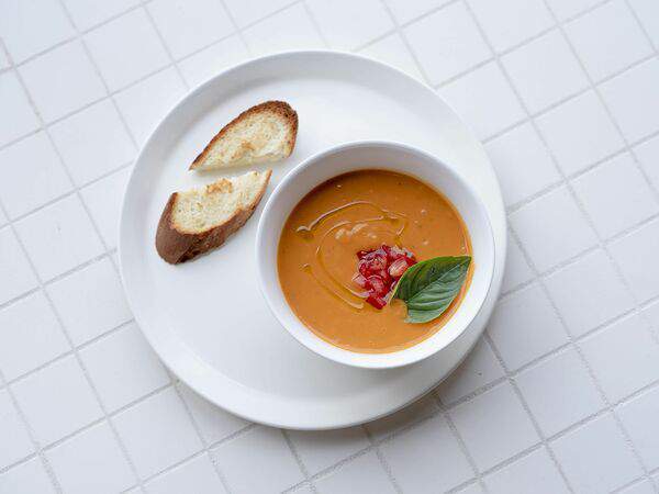 Plants & Friends - Крем-суп из батата с томатами и базиликом