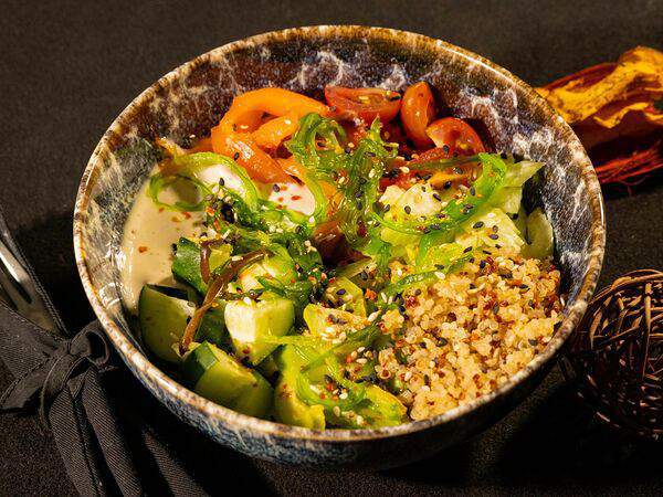 Нормальный Бар - Боул со слабосолёным лососем, авокадо и ореховым соусом