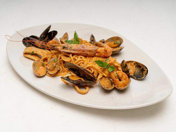 Leto-cafe - Паста с морепродуктами и соусом Биск