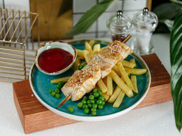 ЛайкиПарк - Куриный шашлычок с картофелем фри