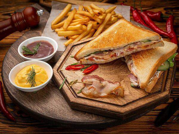 Burger Beer - Сэндвич-клаб с беконом