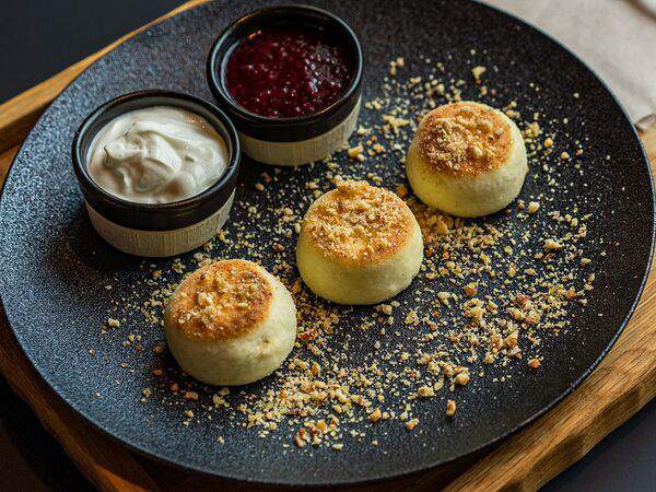 Два веселых гуся - Сырники с миндальным пралине и малиновым джемом