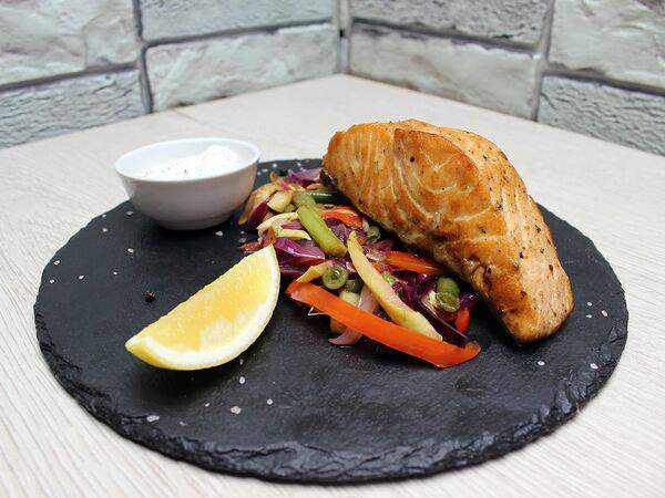 Bela Kava - Стейк из семги с овощами соте