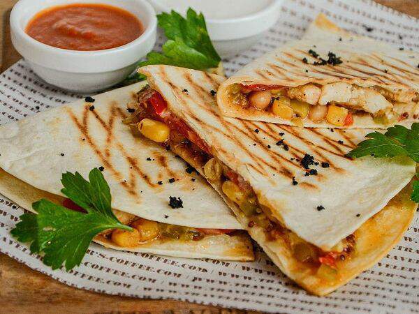 Travelers coffee - Кесадилья с цыплёнком и овощами