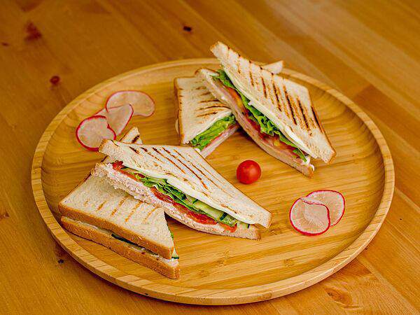 Булкин дом - Сэндвич с ветчиной и сыром